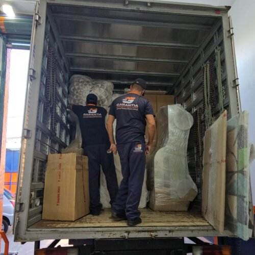 Mudança caregando caixas caminhao 02